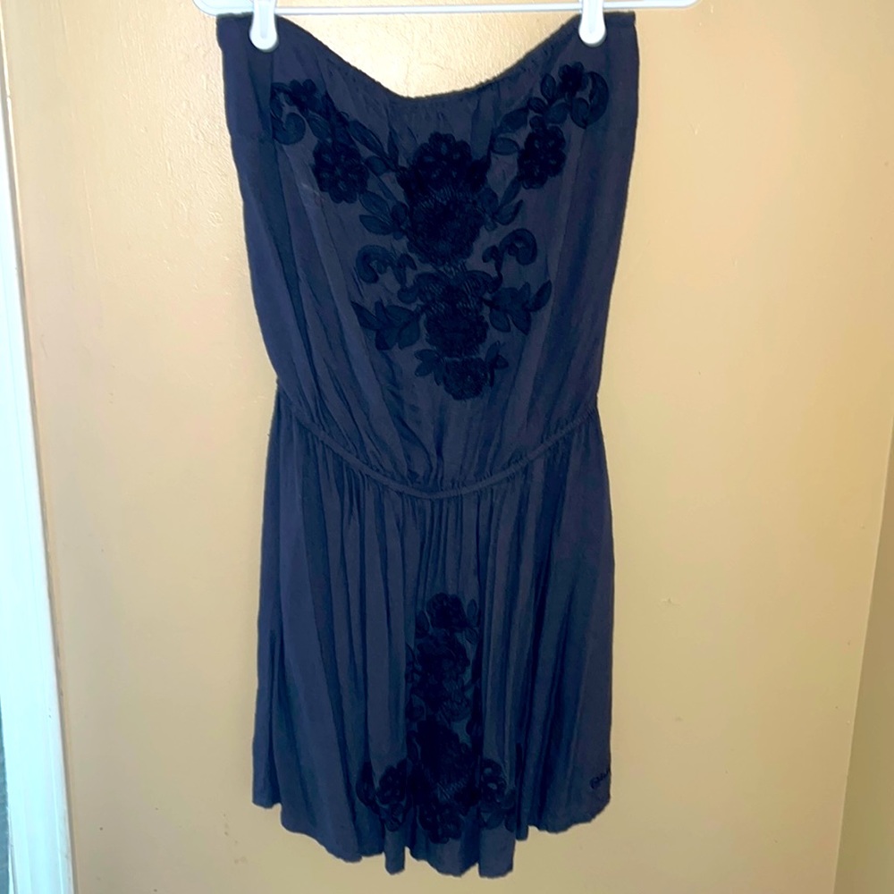 Size large strapless billabong dress with cute embroidered detail and pockets.